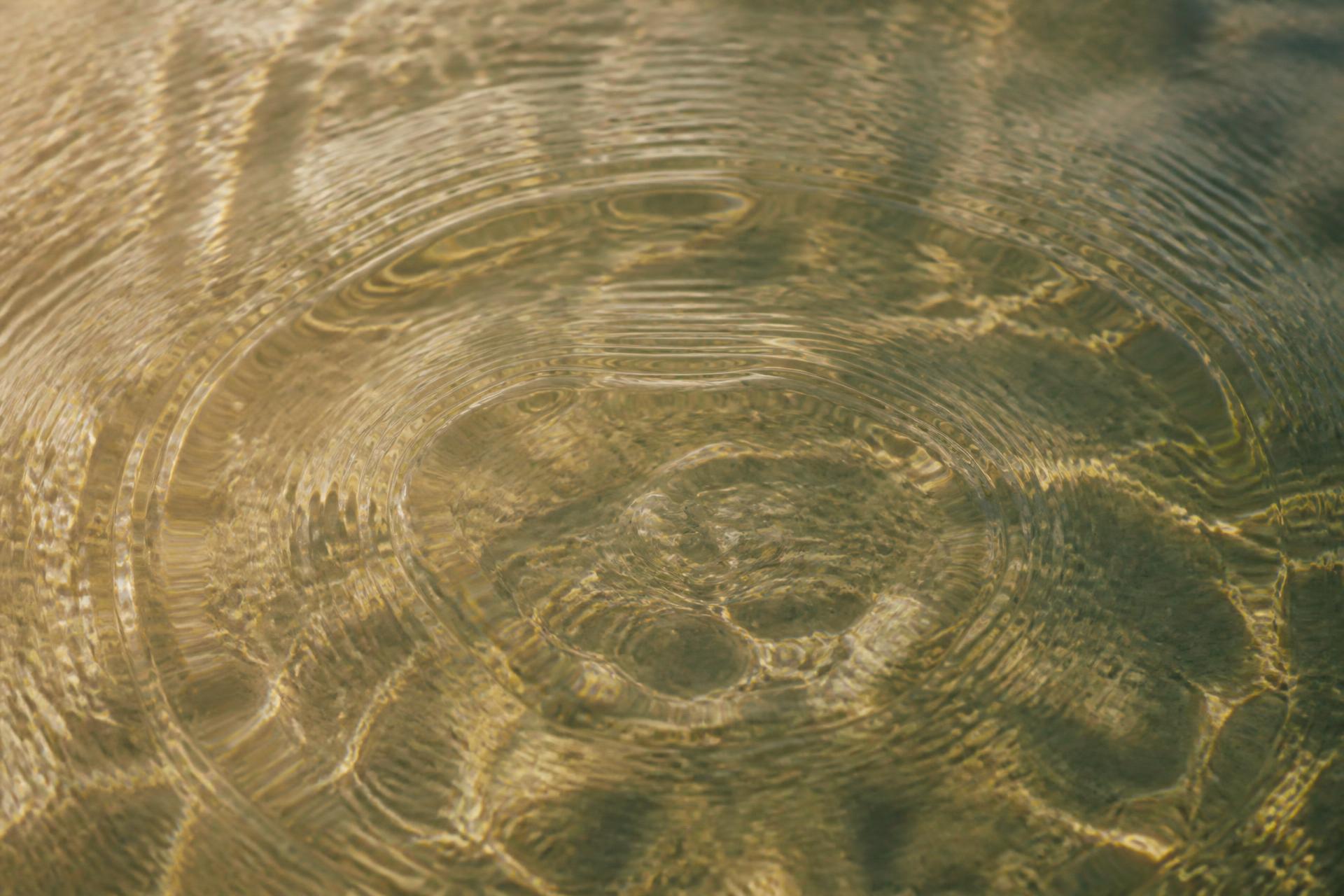 Golden liquid rippling in concentric rings